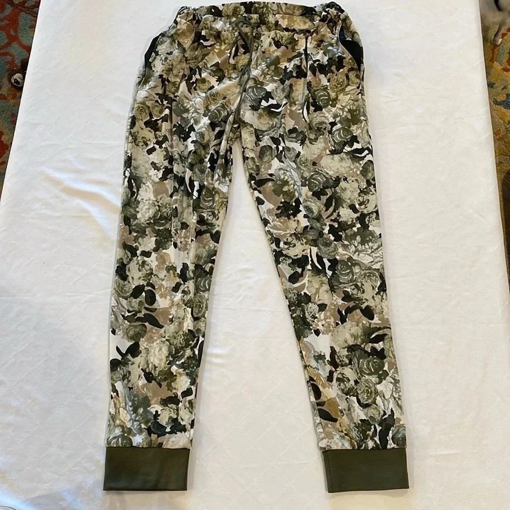 WAYF where‎ are you from women’s floral joggers medium